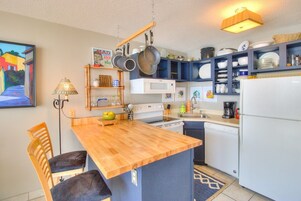 Refrigerador, horno, cafetera/tetera, tostadora