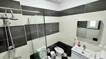 Haartrockner, Handtücher, Toilettenpapier