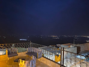 Business Suite, 1 King Bed, Private Bathroom, City View | Terrace/patio
