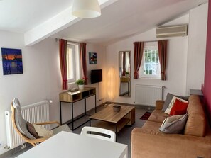 TV - Between sea and countryside, charming self-catering cottage with garden, private spa and BBQ. (Évenos)