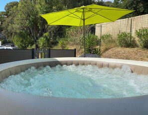 Outdoor spa tub - Between sea and countryside, charming self-catering cottage with garden, private spa and BBQ. (Évenos)