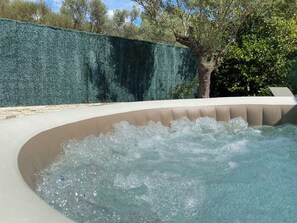 Outdoor spa tub - Between sea and countryside, charming self-catering cottage with garden, private spa and BBQ. (Évenos)