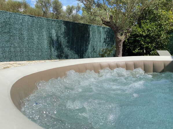 Outdoor spa tub