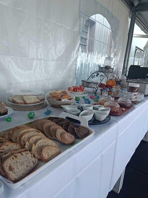 Se ofrece un desayuno continental (12 EUR por persona)