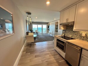 Kjøleskap, ovn, kokeplater og oppvaskmaskin