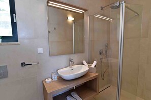 Douche, séchoir à cheveux, serviettes fournies