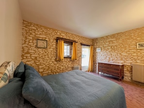 8 Schlafzimmer, Schreibtisch, Bügeleisen/Bügelbrett, Reisekinderbett