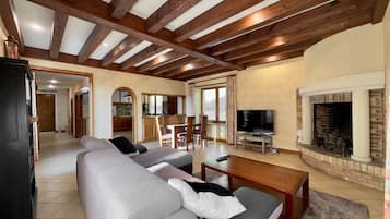 Smart TV, fireplace, DVD player, table football