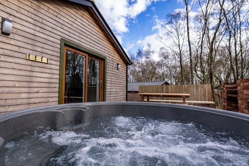 Ashenhurst; woodland lodge for 4 with hot tub, BBQ, near Alton Towers.