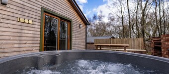 Ashenhurst; woodland lodge for 4 with hot tub, BBQ, near Alton Towers.