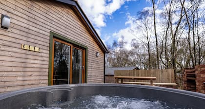 Ashenhurst; woodland lodge for 4 with hot tub, BBQ, near Alton Towers.