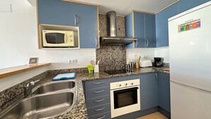 Coffee/tea maker, fridge, microwave, oven - Agi Royal Marine II 426 Apartamento for rent in Roses Girona. (Roses)