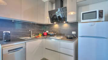 Family Apartment, 2 Bedrooms (Casa Ferrari) | Private kitchen | Fridge, microwave, oven, stovetop