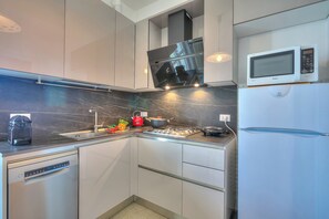 Family Apartment, 2 Bedrooms (Casa Ferrari) | Private kitchen | Fridge, microwave, oven, stovetop