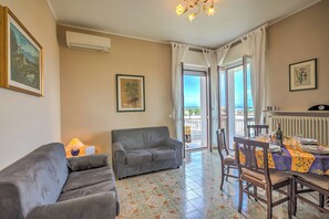 Familie appartement, meerdere slaapkamers (Casa Ferrari) | Woonruimte | Flatscreentelevisie