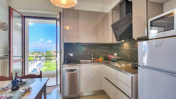 KĂŒhlschrank, Mikrowelle, Ofen, Herdplatte