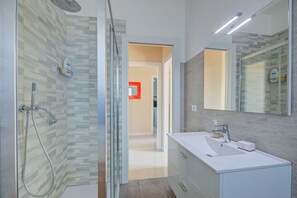 Familie appartement, meerdere slaapkamers (Casa Ferrari) | Badkamer | Een douche, een haardroger, een bidet, handdoeken