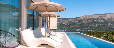 Lämmitetty uima-allas