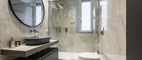 Dusche, Haartrockner, Bidet, Handtücher