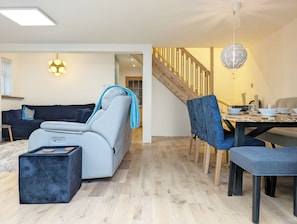 Smart TV, fireplace, video games - A family house that sleeps 8 guests  in 4 bedrooms (Littlehampton)