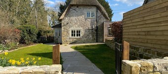 Luxury Interior Designed Retreat ❃ w/Tennis Court, Garden and Rural Views