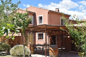 Outdoor dining - Chambre d'hôtes with swimming pool, jacuzzi, sauna and working in the vineyards  (La Cadière-d'Azur)