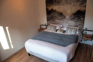 5 bedrooms, iron/ironing board, travel cot, WiFi