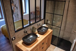 5 chambres, fer et planche à repasser, lit parapluie, Wi-Fi