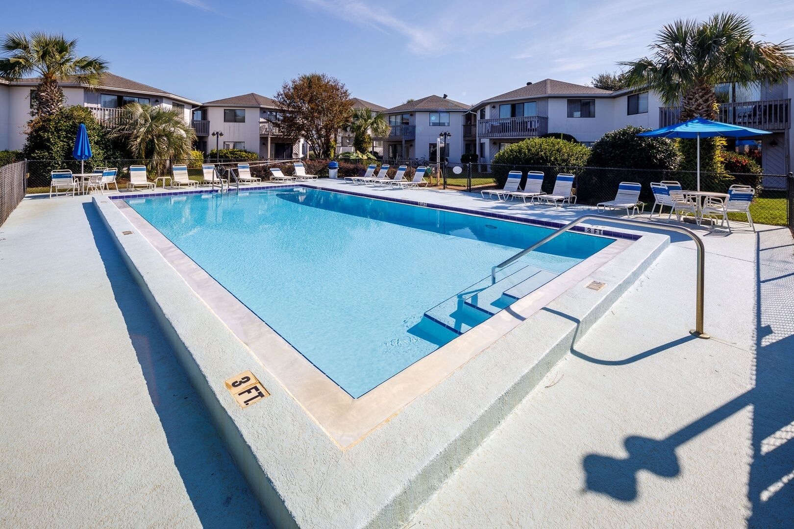 EASY BEACH ACCESS 2 BLKS AWAY!  TWO POOLS! 2/2 SLEEPS 6!