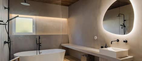 Douche, baignoire à jets, sèche-cheveux, serviettes fournies