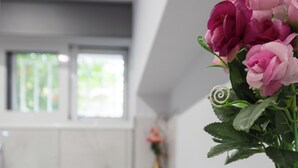 Taula de dinar amb plats i un ram de flors.