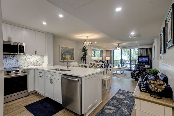 Frigorífico, microondas, horno y placa de cocina