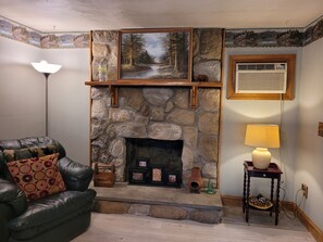 Smart-TV, peis, DVD-spiller og bøker