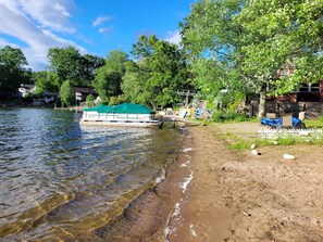 Sun loungers, beach towels - Lake Congamond Cozy Stylish Comfortable House  (Suffield)