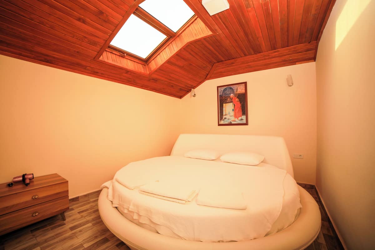 Honeymoon penthouse, balkon, uitzicht op zee | 1 slaapkamer, een minibar, een bureau, gratis wifi