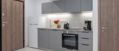 Studio | Eget kjøkken | Minikjøleskap, ovn, kokeplater og brødrister