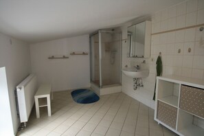 Douche, serviettes fournies
