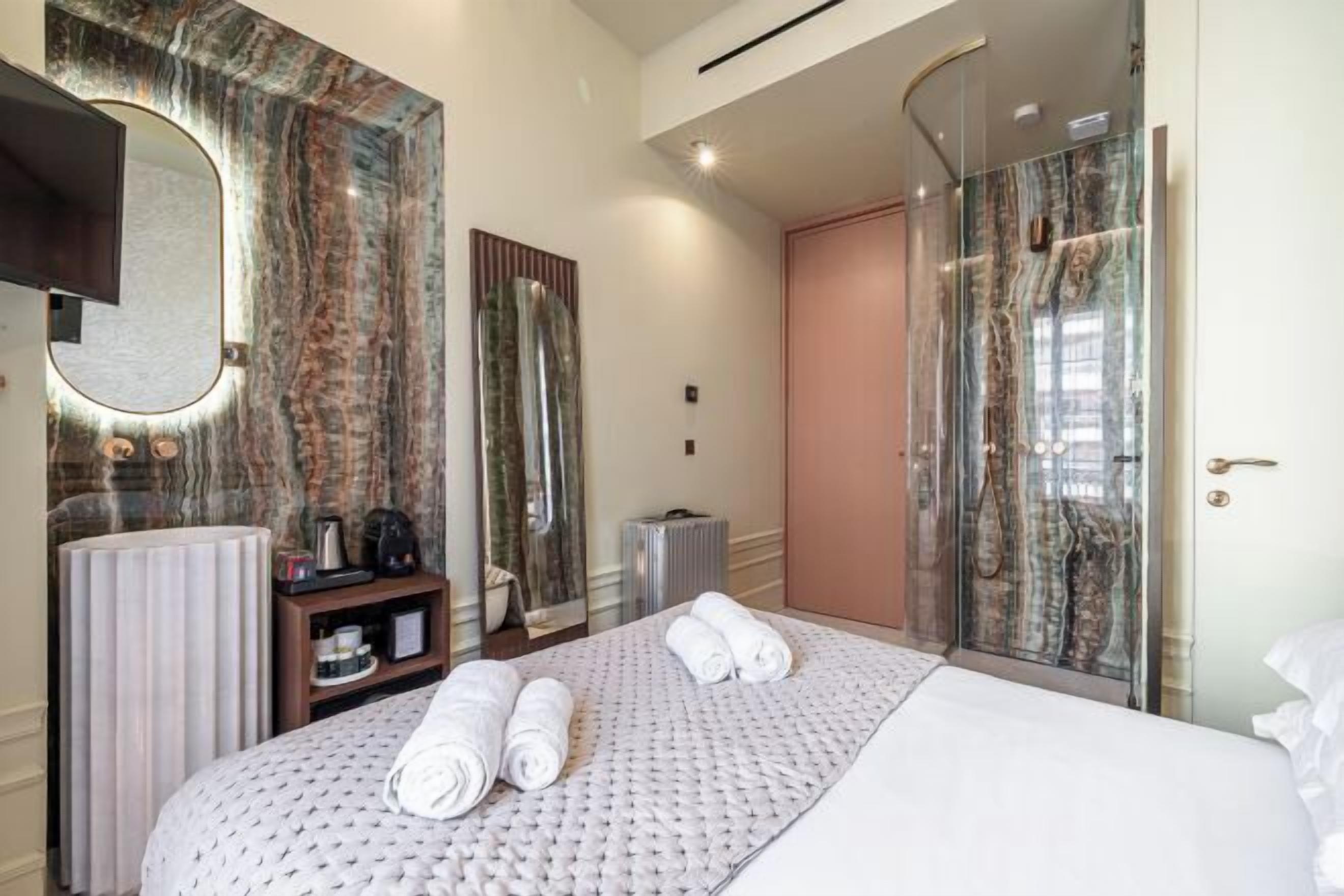 Sengetøy av topp kvalitet, senger med Select Comfort-madrass og minibar