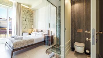 Quarto casal | Banheiro | Chuveiro, produtos de toalete grátis, secador de cabelo