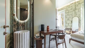 Quarto casal superior, sacada | Roupas de cama premium, camas Select Comfort, frigobar