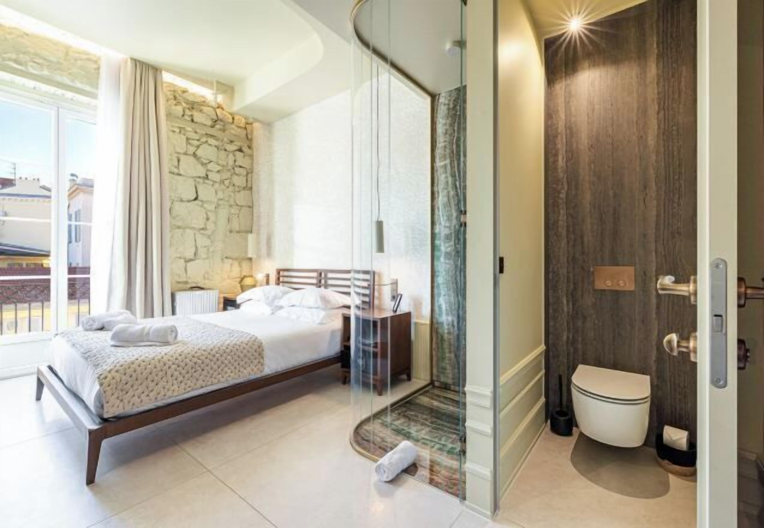 Sengetøy av topp kvalitet, senger med Select Comfort-madrass og minibar