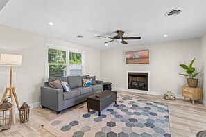 Smart-TV, Kamin, Videospiele, Tischtennisplatte