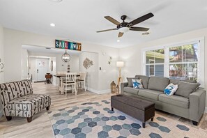 Smart-TV, Kamin, Videospiele, Tischtennisplatte