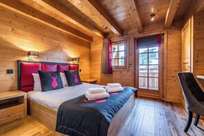 7 chambres, bureau, fer et planche à repasser, lit de bébé portatif