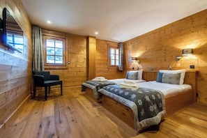 7 bedrooms, desk, iron/ironing board, travel crib