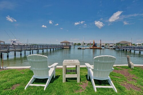 Gorgeous sunset views looking over the waterway! 4BR/2.5Bath