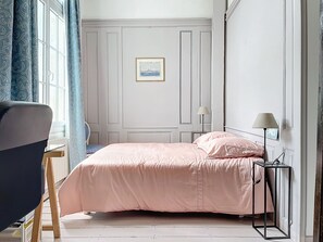 2 habitaciones, tabla de planchar con plancha, wifi y ropa de cama