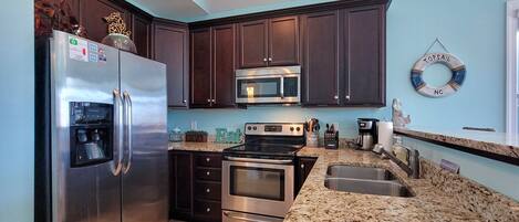 Kühlschrank, Mikrowelle, Herdplatte, Geschirrspüler