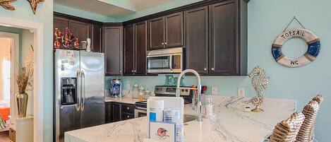 Réfrigérateur, micro-ondes, plaque de cuisson, lave-vaisselle