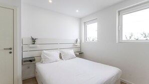 3 bedrooms, iron/ironing board, free WiFi, bed sheets - Serralves Blue House by LovelyStay (Porto)